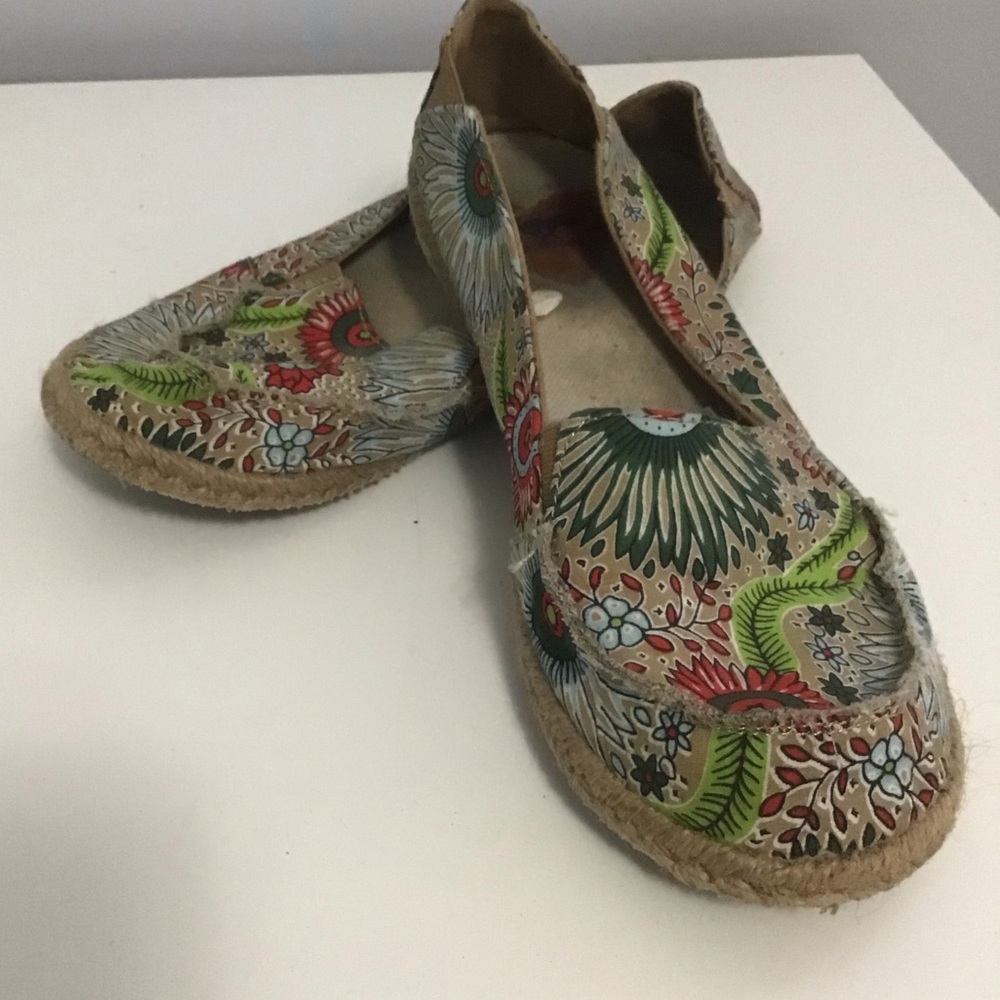 Tropical slipper sandals